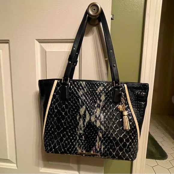 👜 RARE FIND!! Brahmin Medium Asher Python Print Tote in Black Carlisle pattern! - Picture 4 of 11